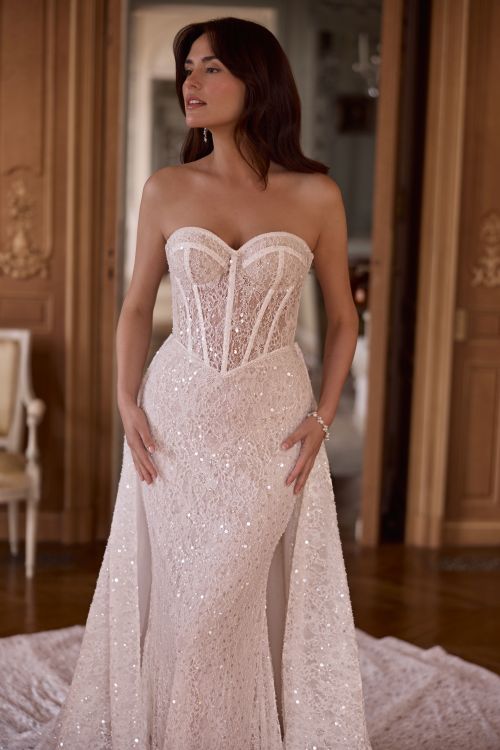 Brautkleid mit Korsett-Oberteil, das die Taille betont, i zartem Glanz Nahaufnahme von Elizabeth Passion.