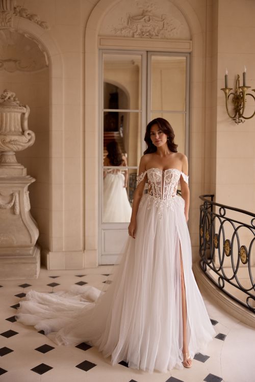 Märchenhaftes Brautkleid mit effektvollem Beinschlitz ganze Silhouette von Elizabeth Passion.