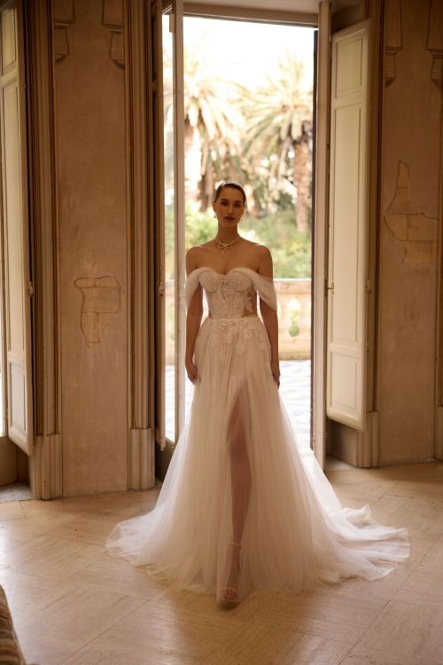 Einzigartiges Brautkleid mit effektvollem Beinschlitz ganze Silhouette von Elizabeth Passion.