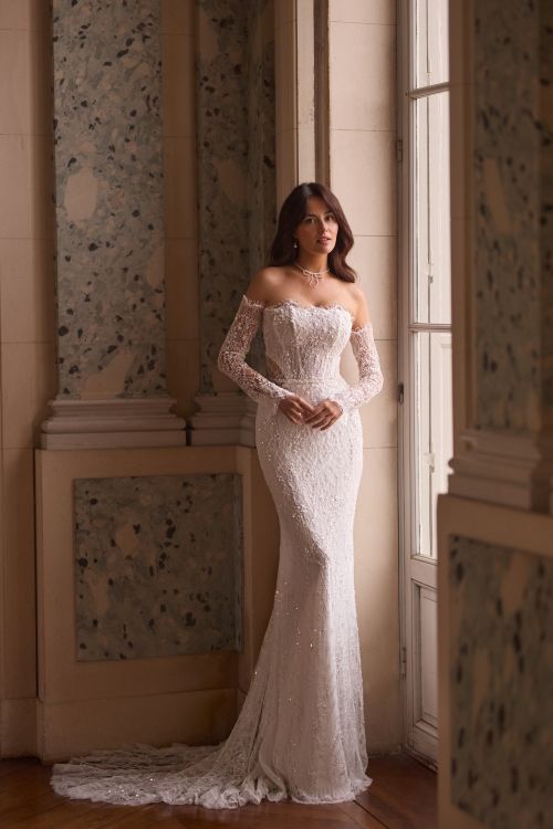 Elegancja połączona z subtelną zmysłowością – suknia ślubna z koronkowymi rękawkami Elizabeth Passion.