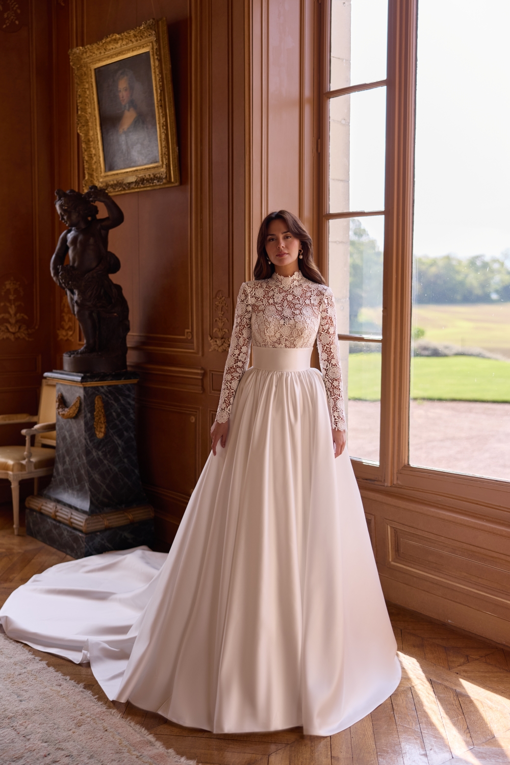 Dostojna suknia ślubna z satynowym dołem i koronekową górą Elizabeth Passion.