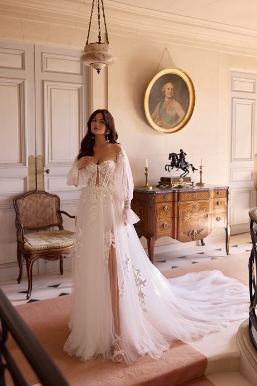 Romantyczna suknia ślubna z tiulu z subtelnym rozcięciem na nogę Elizabeth Passion.