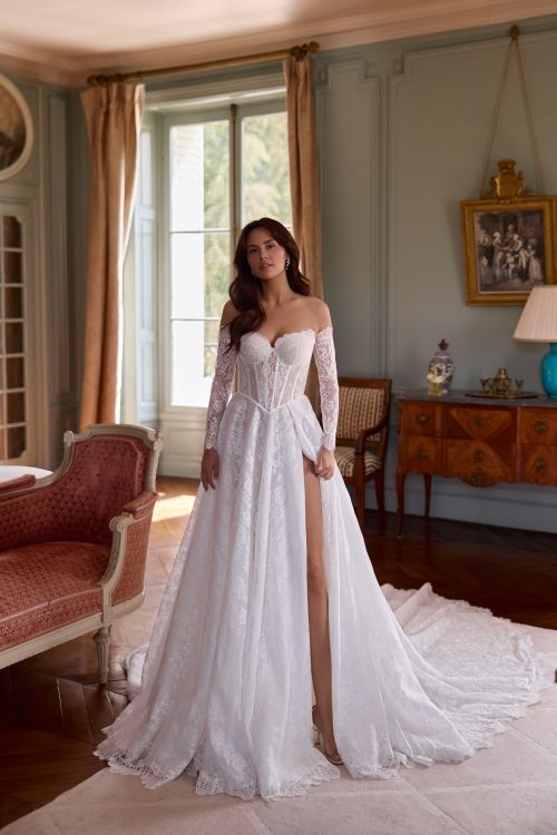 Atemberaubendes Prinzessin-Brautkleid aus Spitze Modell 5887 von Elizabeth Passion mit einem sinnlichen Beinschlitz.