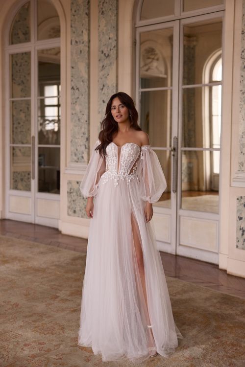 Eteryczna suknia ślubna z tiulu model 5905 marki Elizabeth Passion z bufiastymi rękawami i rozcięciem na nogę.