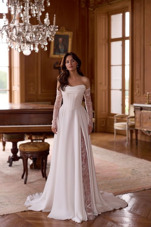 Elegantes A-Linien-Brautkleid aus Krepp-Stoff Modell 5927 von Elizabeth Passion mit Korsett-Oberteil und langer Schleppe.