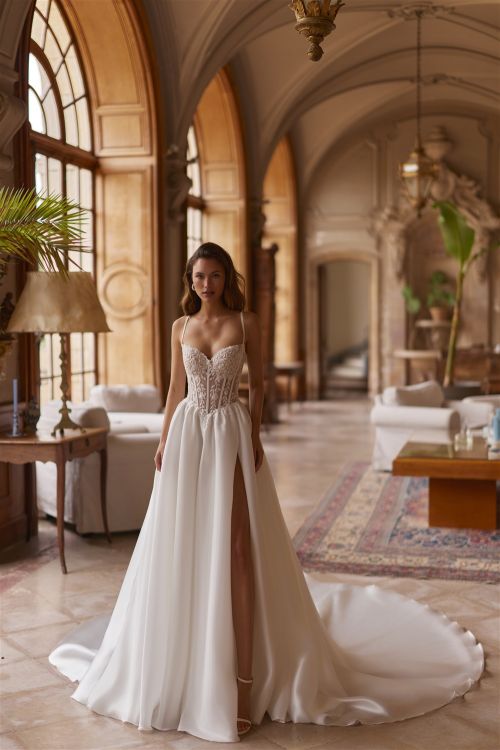Brautkleid mit Korsett, dünnen Trägern, Beinschlitz und Schleppe