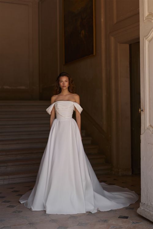 Elegantes minimalistisches Brautkleid mit geradem Ausschnitt und herabfallenden Trägern